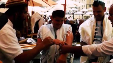 Kudüs İsrail 18 Haziran 2018 bilinmeyen insanlar bir Bar Mitzvah, Eski Kudüs şehri, sabahları ağlama duvarı önünde dini tören katılan görünümünü