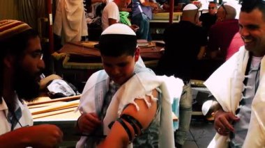 Kudüs İsrail 18 Haziran 2018 bilinmeyen insanlar bir Bar Mitzvah, Eski Kudüs şehri, sabahları ağlama duvarı önünde dini tören katılan görünümünü