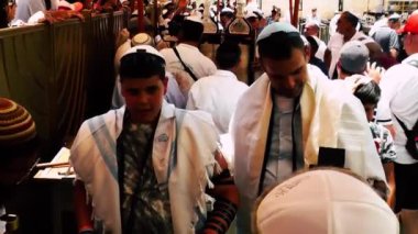 Kudüs İsrail 18 Haziran 2018 bilinmeyen insanlar bir Bar Mitzvah, Eski Kudüs şehri, sabahları ağlama duvarı önünde dini tören katılan görünümünü
