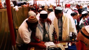 Kudüs İsrail 18 Haziran 2018 bilinmeyen insanlar bir Bar Mitzvah, Eski Kudüs şehri, sabahları ağlama duvarı önünde dini tören katılan görünümünü