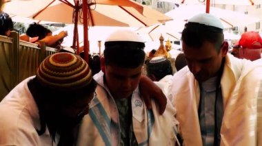 Kudüs İsrail 18 Haziran 2018 bilinmeyen insanlar bir Bar Mitzvah, Eski Kudüs şehri, sabahları ağlama duvarı önünde dini tören katılan görünümünü