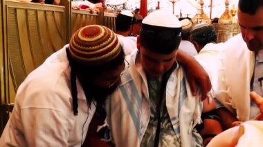 Kudüs İsrail 18 Haziran 2018 bilinmeyen insanlar bir Bar Mitzvah, Eski Kudüs şehri, sabahları ağlama duvarı önünde dini tören katılan görünümünü