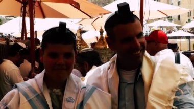 Kudüs İsrail 18 Haziran 2018 bilinmeyen insanlar bir Bar Mitzvah, Eski Kudüs şehri, sabahları ağlama duvarı önünde dini tören katılan görünümünü