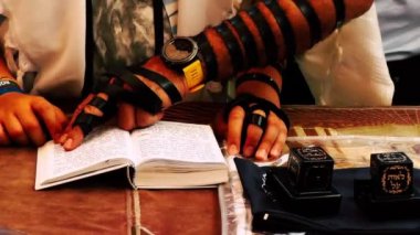 Kudüs İsrail 18 Haziran 2018 bilinmeyen insanlar bir Bar Mitzvah, Eski Kudüs şehri, sabahları ağlama duvarı önünde dini tören katılan görünümünü