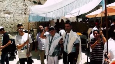 Kudüs İsrail 18 Haziran 2018 bilinmeyen insanlar bir Bar Mitzvah, Eski Kudüs şehri, sabahları ağlama duvarı önünde dini tören katılan görünümünü