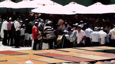 Kudüs İsrail 18 Haziran 2018 bilinmeyen insanlar bir Bar Mitzvah, Eski Kudüs şehri, sabahları ağlama duvarı önünde dini tören katılan görünümünü