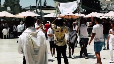 Kudüs İsrail 18 Haziran 2018 bilinmeyen insanlar bir Bar Mitzvah, Eski Kudüs şehri, sabahları ağlama duvarı önünde dini tören katılan görünümünü