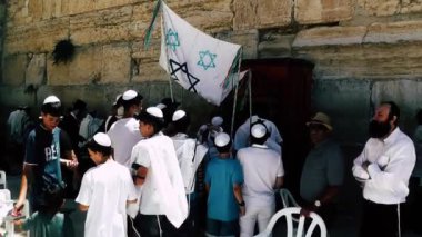 Kudüs İsrail 18 Haziran 2018 bilinmeyen insanlar bir Bar Mitzvah, Eski Kudüs şehri, sabahları ağlama duvarı önünde dini tören katılan görünümünü