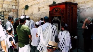Kudüs İsrail 18 Haziran 2018 bilinmeyen insanlar bir Bar Mitzvah, Eski Kudüs şehri, sabahları ağlama duvarı önünde dini tören katılan görünümünü