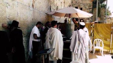 Kudüs İsrail 18 Haziran 2018 bilinmeyen insanlar bir Bar Mitzvah, Eski Kudüs şehri, sabahları ağlama duvarı önünde dini tören katılan görünümünü