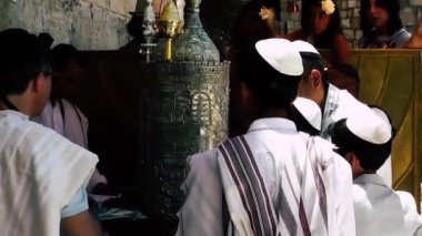 Kudüs İsrail 18 Haziran 2018 bilinmeyen insanlar bir Bar Mitzvah, Eski Kudüs şehri, sabahları ağlama duvarı önünde dini tören katılan görünümünü