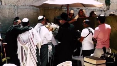 Kudüs İsrail 18 Haziran 2018 bilinmeyen insanlar bir Bar Mitzvah, Eski Kudüs şehri, sabahları ağlama duvarı önünde dini tören katılan görünümünü