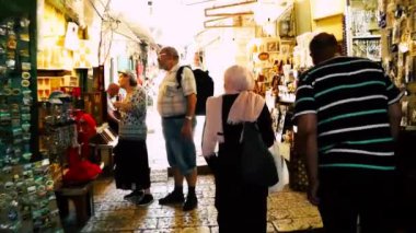 Kudüs İsrail 21 Haziran 2018 Jaffa street, Kudüs'ün eski şehri pazarda sabah yürüyüş bilinmeyenli insan görünümü