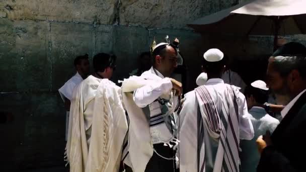 エルサレム イスラエル 2018 Mitzvah 朝のエルサレム旧市街の嘆きの壁の前に宗教的な儀式に参加する未知の人々 のビュー — ストック動画