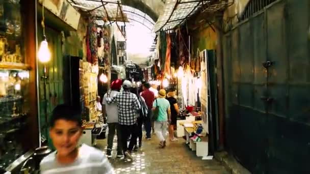 耶路撒冷以色列2018年6月21日在耶路撒冷老城的雅各街集市上漫步的无名百姓 — 图库视频影像