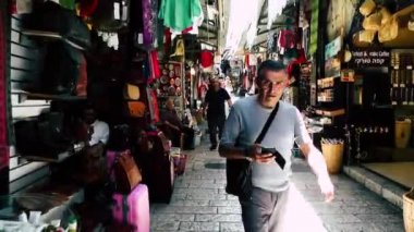 Kudüs İsrail 21 Haziran 2018 Jaffa street, Kudüs'ün eski şehri pazarda sabah yürüyüş bilinmeyenli insan görünümü