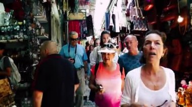 Kudüs İsrail 21 Haziran 2018 Jaffa street, Kudüs'ün eski şehri pazarda sabah yürüyüş bilinmeyenli insan görünümü