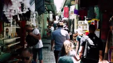 Kudüs İsrail 21 Haziran 2018 Jaffa street, Kudüs'ün eski şehri pazarda sabah yürüyüş bilinmeyenli insan görünümü