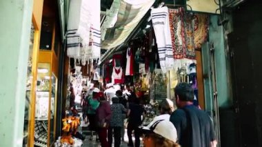 Kudüs İsrail 21 Haziran 2018 Jaffa street, Kudüs'ün eski şehri pazarda sabah yürüyüş bilinmeyenli insan görünümü