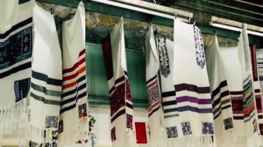 Kudüs İsrail 18 Haziran 2018 dekoratif objeler Closeup sabah Kudüs'ün eski şehri çarşı, bir Hatıra Eşyası dükkanında satılan