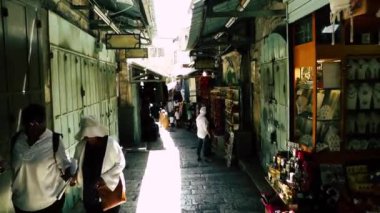 Kudüs İsrail 21 Haziran 2018 Jaffa street, Kudüs'ün eski şehri pazarda sabah yürüyüş bilinmeyenli insan görünümü