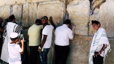 Kudüs İsrail 18 Haziran 2018 görüntülemek bilinmeyenli insanlar dua eden önü Kudüs'ün eski şehri Western duvara sabah