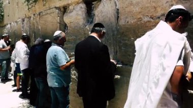 Kudüs İsrail 18 Haziran 2018 görüntülemek bilinmeyenli insanlar dua eden önü Kudüs'ün eski şehri Western duvara sabah