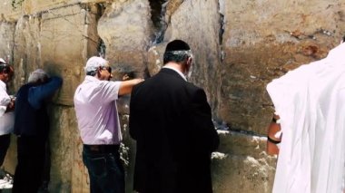 Kudüs İsrail 18 Haziran 2018 görüntülemek bilinmeyenli insanlar dua eden önü Kudüs'ün eski şehri Western duvara sabah