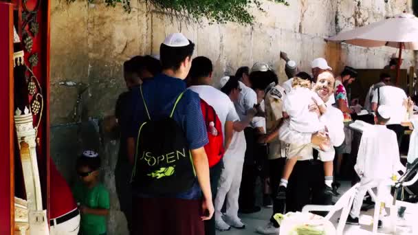 Jerusalém Israel Junho 2018 Vista Pessoas Desconhecidas Orando Frente Muro — Vídeo de Stock