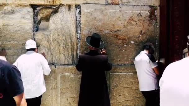 耶路撒冷以色列2018年6月18日对未知的人的看法在耶路撒冷老城的清晨 祈祷前方的西墙 — 图库视频影像
