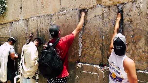 Jerusalém Israel Junho 2018 Vista Pessoas Desconhecidas Orando Frente Muro — Vídeo de Stock