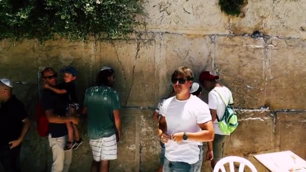 Jerusalém Israel Junho 2018 Vista Pessoas Desconhecidas Orando Frente Muro — Vídeo de Stock