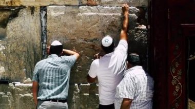 Kudüs İsrail 18 Haziran 2018 görüntülemek bilinmeyenli insanlar dua eden önü Kudüs'ün eski şehri Western duvara sabah