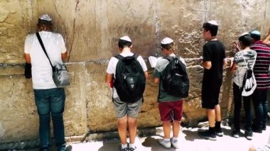 Kudüs İsrail 18 Haziran 2018 görüntülemek bilinmeyenli insanlar dua eden önü Kudüs'ün eski şehri Western duvara sabah