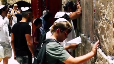 Kudüs İsrail 18 Haziran 2018 görüntülemek bilinmeyenli insanlar dua eden önü Kudüs'ün eski şehri Western duvara sabah