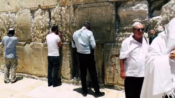 Jerusalém Israel Junho 2018 Vista Pessoas Desconhecidas Orando Frente Muro — Vídeo de Stock