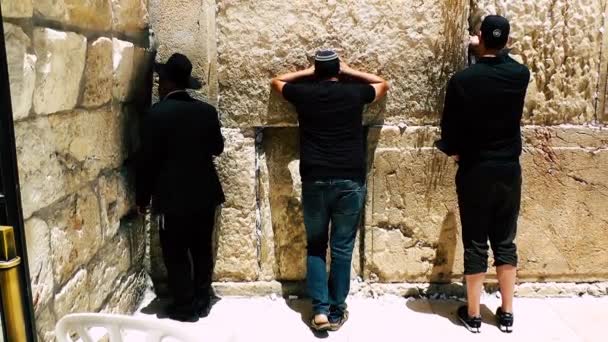 Jerusalén Israel Junio 2018 Vista Gente Desconocida Rezando Frente Muro — Vídeo de stock
