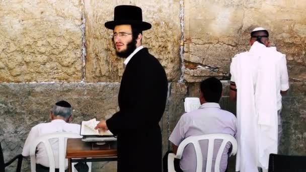 Jerusalém Israel Junho 2018 Vista Pessoas Desconhecidas Orando Frente Muro — Vídeo de Stock