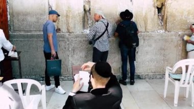 Kudüs İsrail 18 Haziran 2018 görüntülemek bilinmeyenli insanlar dua eden önü Kudüs'ün eski şehri Western duvara sabah