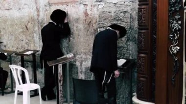 Kudüs İsrail 18 Haziran 2018 görüntülemek bilinmeyenli insanlar dua eden önü Kudüs'ün eski şehri Western duvara sabah