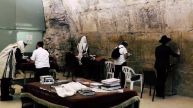 Kudüs İsrail 18 Haziran 2018 görüntülemek bilinmeyenli insanlar dua eden önü Kudüs'ün eski şehri Western duvara sabah