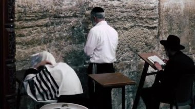 Kudüs İsrail 18 Haziran 2018 görüntülemek bilinmeyenli insanlar dua eden önü Kudüs'ün eski şehri Western duvara sabah