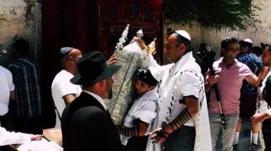 Kudüs İsrail 18 Haziran 2018 bilinmeyen insanlar bir Bar Mitzvah, Eski Kudüs şehri, sabahları ağlama duvarı önünde dini tören katılan görünümünü