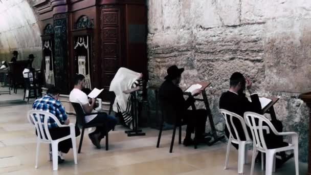 Jeruzalém Června 2018 Pohled Neznámých Lidí Modlí Přední Západní Zdi — Stock video