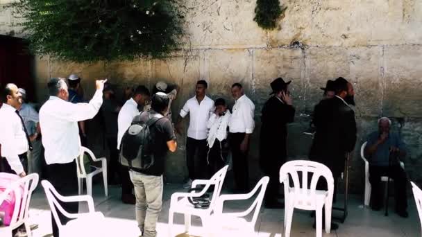 エルサレム イスラエル 2018 日の未知数人々 祈り前部のエルサレムの旧市街 嘆きの壁朝の眺め — ストック動画