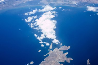 Öğleden sonra 10.000 feet irtifada Akdeniz deniz kıyısında havadan görünümü