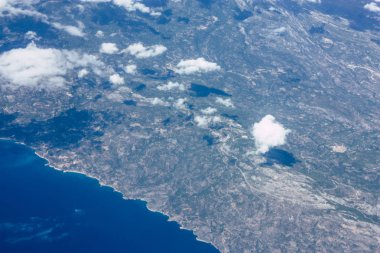 Öğleden sonra 10.000 feet irtifada Akdeniz deniz kıyısında havadan görünümü