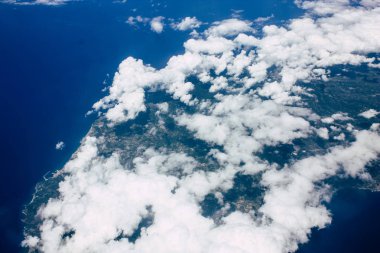 Öğleden sonra 10.000 feet irtifada Akdeniz deniz kıyısında havadan görünümü