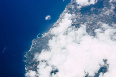 Öğleden sonra 10.000 feet irtifada Akdeniz deniz kıyısında havadan görünümü