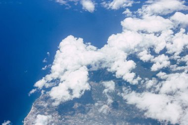 Öğleden sonra 10.000 feet irtifada Akdeniz deniz kıyısında havadan görünümü